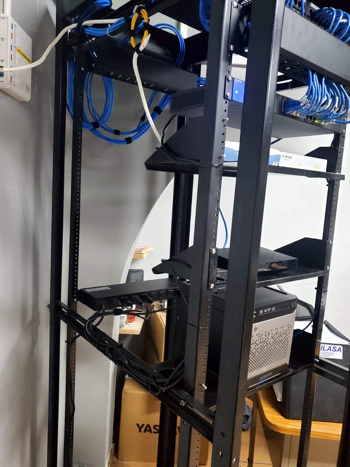 Vista lateral rack organizado